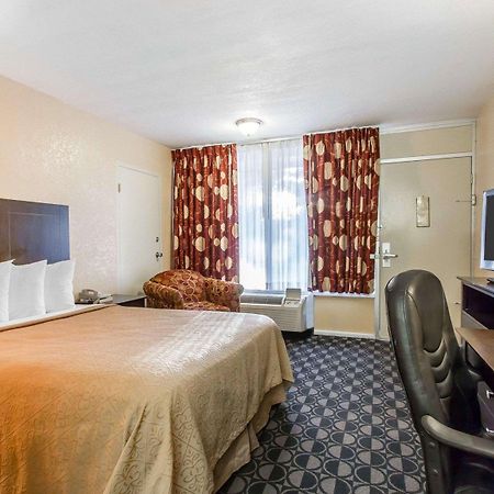 Quality Inn Ada Near University Екстериор снимка