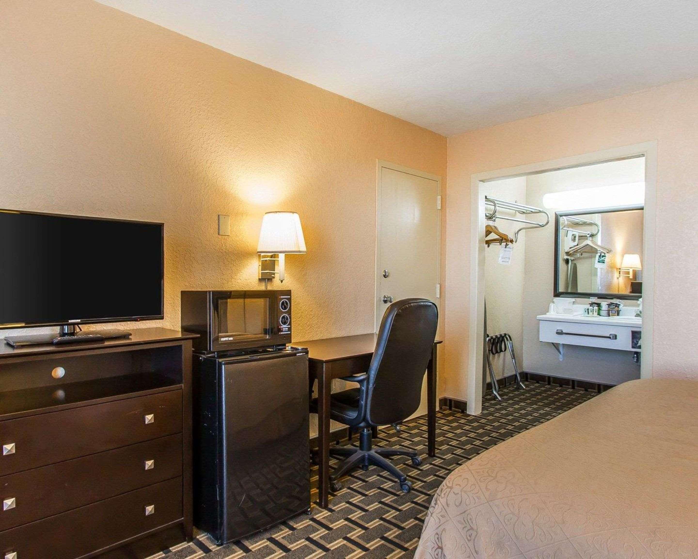 Quality Inn Ada Near University Екстериор снимка