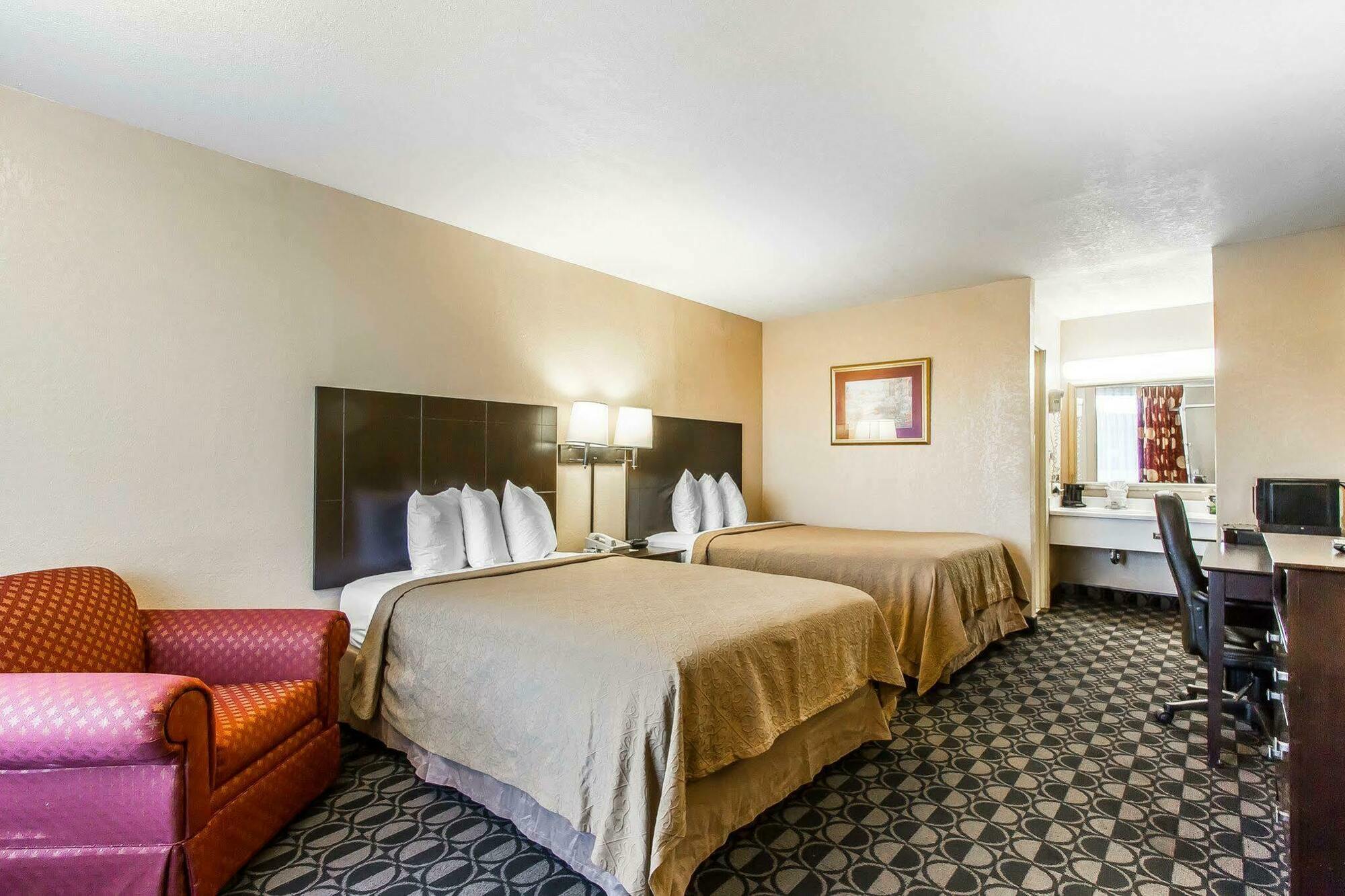 Quality Inn Ada Near University Екстериор снимка